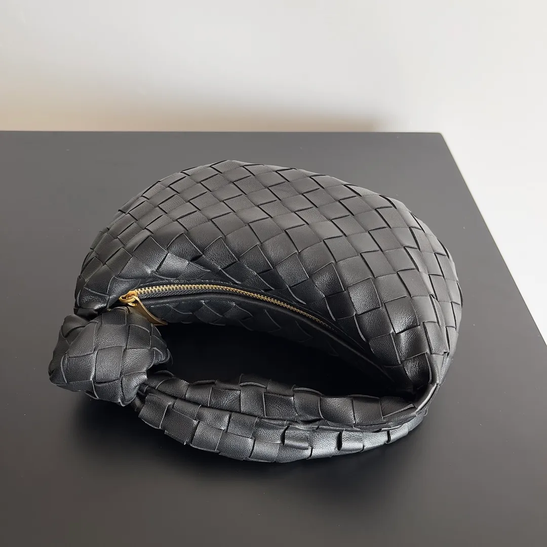 Batch 1120 Bottega veneta͙.——The latest braided and knotted hobo🔥 The top-grade lambskin leather is very soft, the bag shape is unique, practical and durable. It retains the traditional weaving elements while being a bit more flamboyant ~ Made of hand-woven sheepskin, zipper opening and closing, curved seamless structure, effortless to match. Highly recommended⚠️⚠️⚠️ The highest-end in the market🌈 Welcome to compare [Factory equipped with full package] size: 23x15x5cm.   Model: 651876